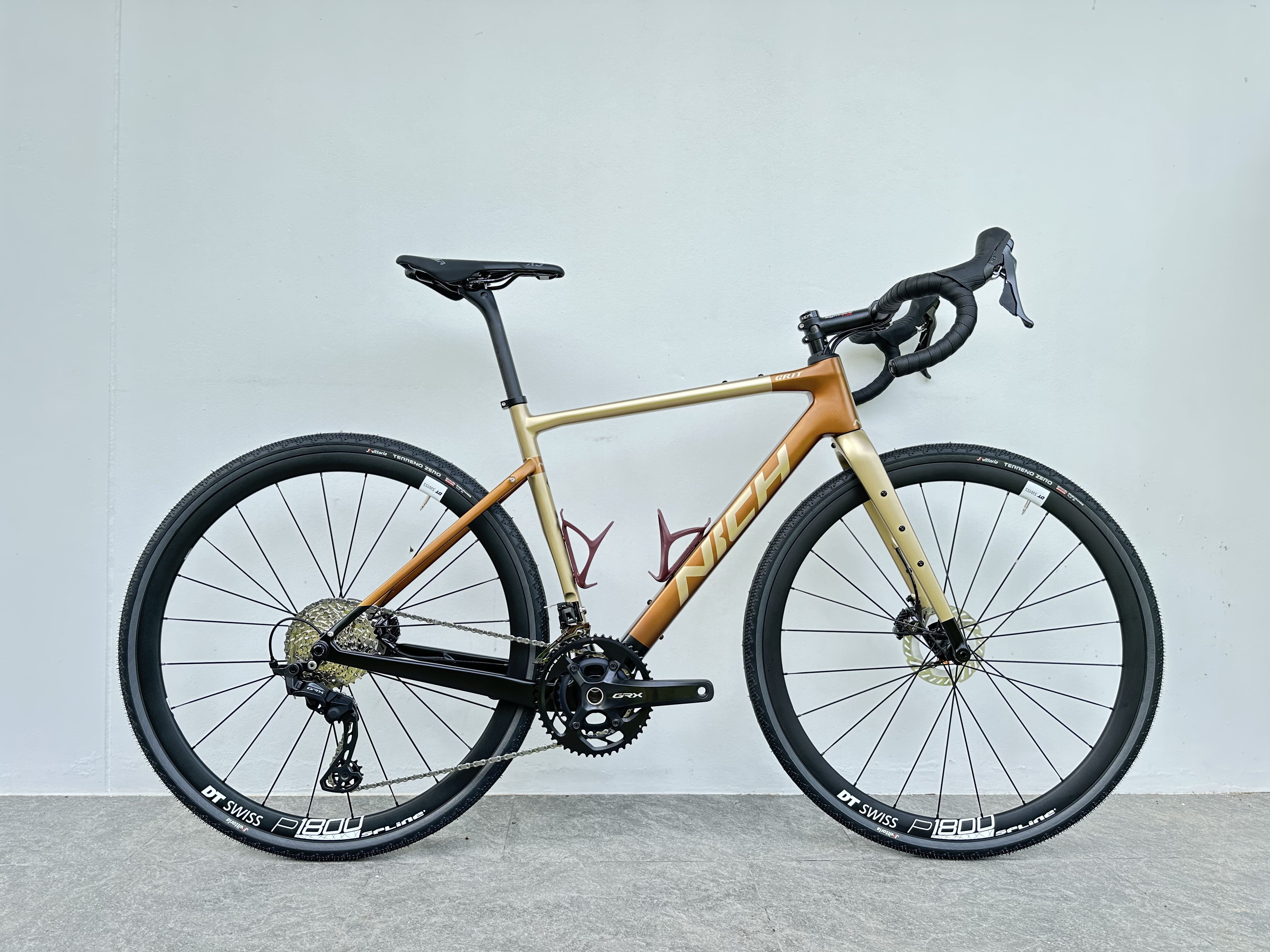 • Nich Gravel Carbon Grit 12 Speed (Verpackung & Fahrradkarton für den Rückflug nach Bangkok)