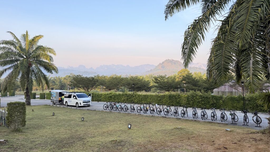 Fahrräder bereit für eine Radtour durch Thailand mit Begleitfahrzeug