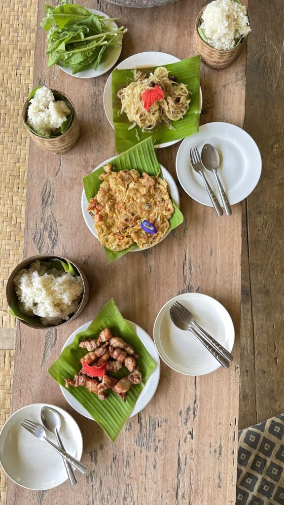 Traditionelle thailändische Gerichte, serviert während einer Radtour in Thailand