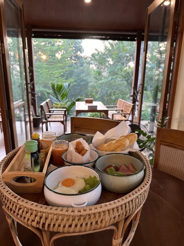 Gesundes Frühstück in einer Unterkunft während einer Radtour in Thailand