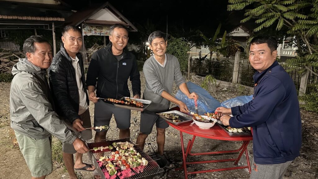 Radfahrer genießen ein lokales kulinarisches Erlebnis während einer Radtour in Thailand