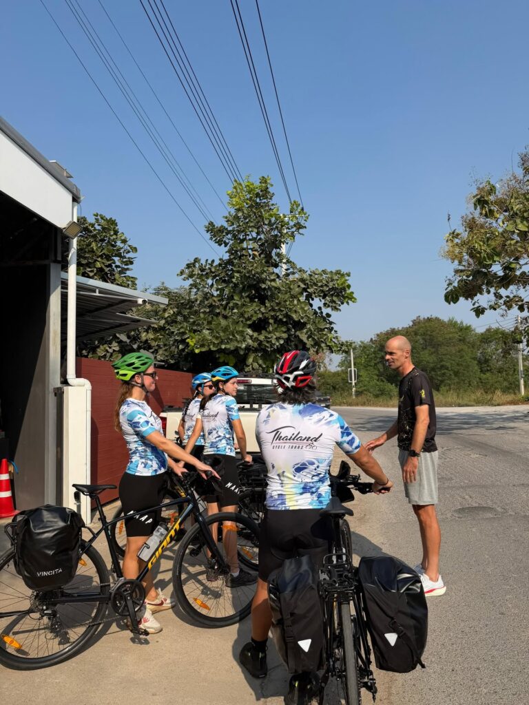 Guide von Thailand Cycle Tours gibt Radfahrern vor einer Radtour in Thailand eine Einweisung
