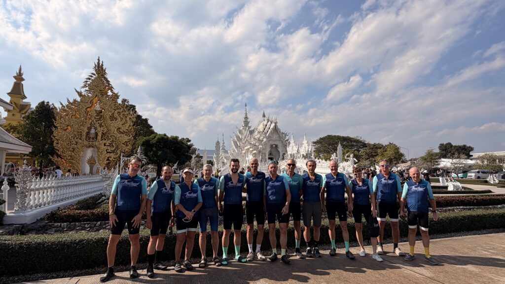 Radtour-Gruppe am Weißen Tempel Wat Rong Khun in Chiang Rai, Thailand