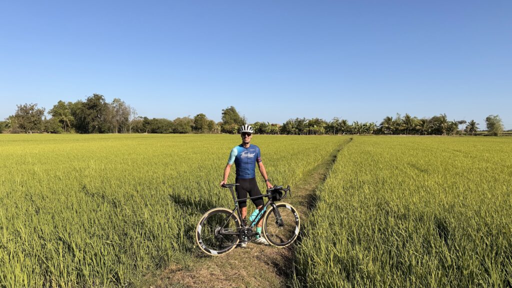 Radtour durch die malerische Landschaft und Reisfelder Thailands