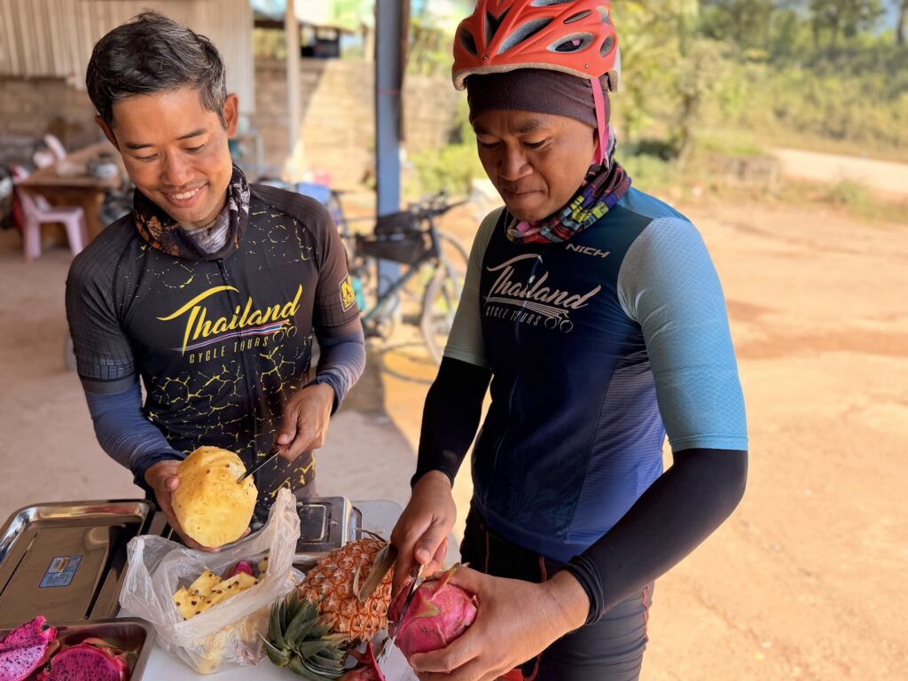 Das Team von Thailand Cycle Tours bereitet während einer Radtour frisches tropisches Obst zu.
