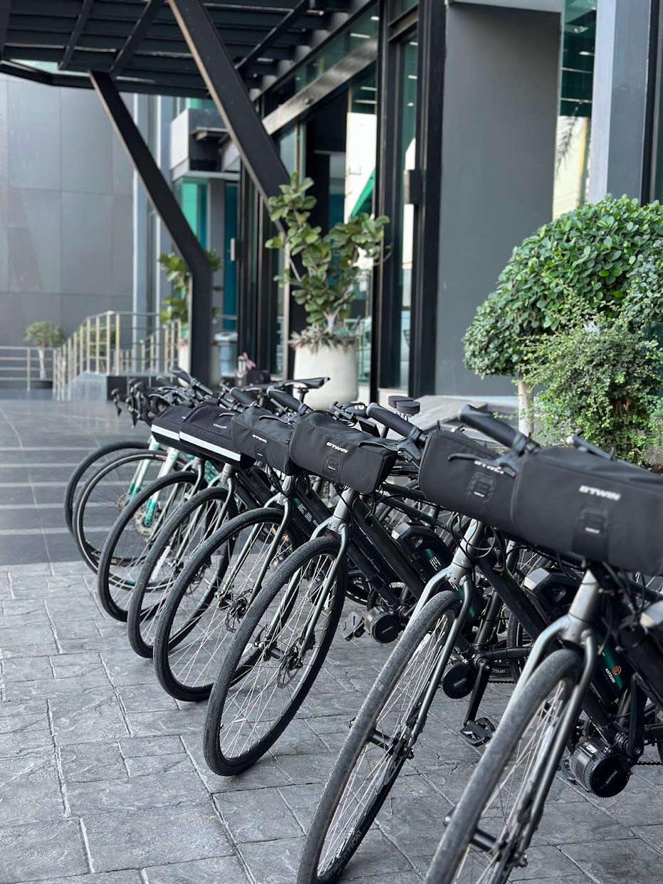 Tourenräder mit Lenkertaschen, vorbereitet für eine Radreise mit Thailand Cycle Tours.