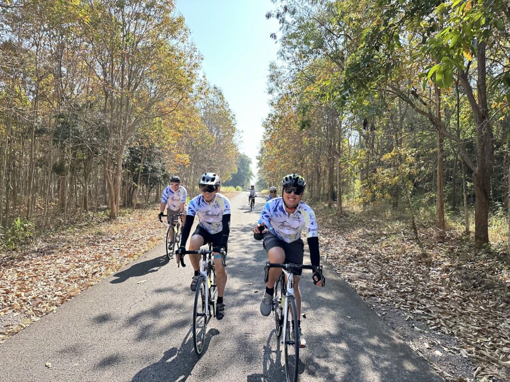 Radfahrer von Thailand Cycle Tours fahren auf einer ruhigen Landstraße in Thailand