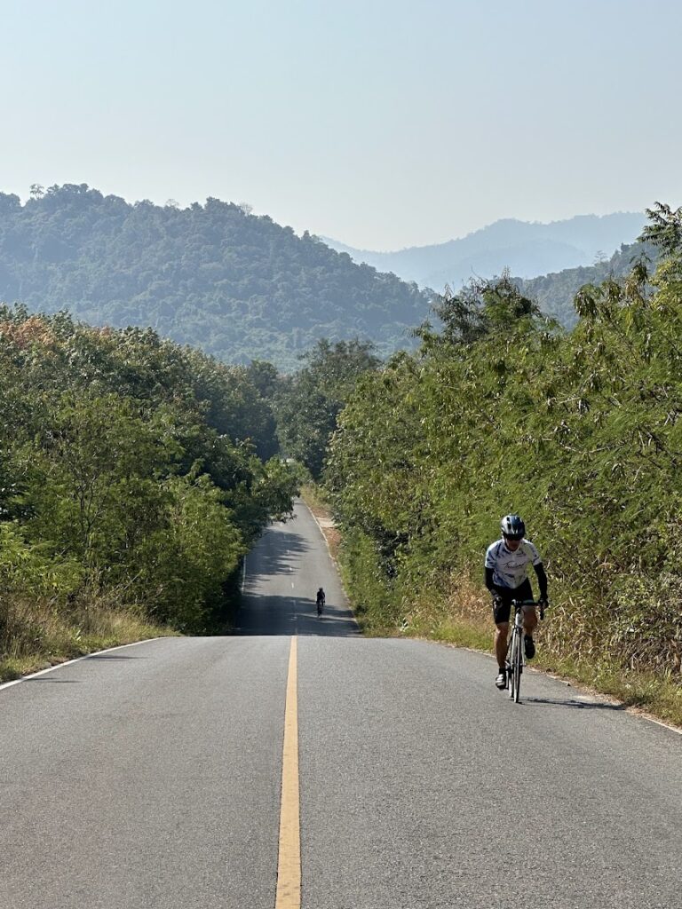 Rennradfahrer bei einem malerischen Anstieg während einer Radtour in Thailand