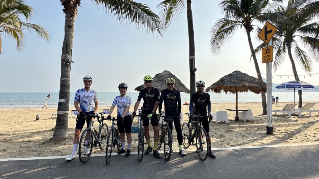 Radfahrer von Thailand Cycle Tours mit Rennrädern am Strand in Thailand