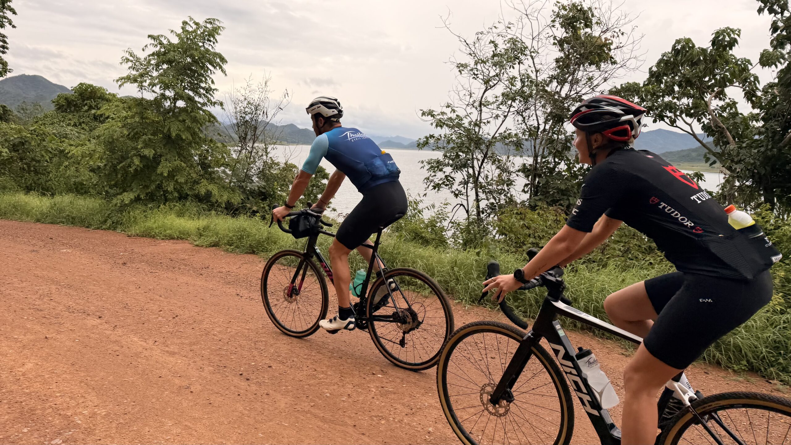 Fahrt auf einer Schotterstraße: Das TCT-Team und Radfahrer auf einem Gravel-Bike-Abenteuerurlaub.
